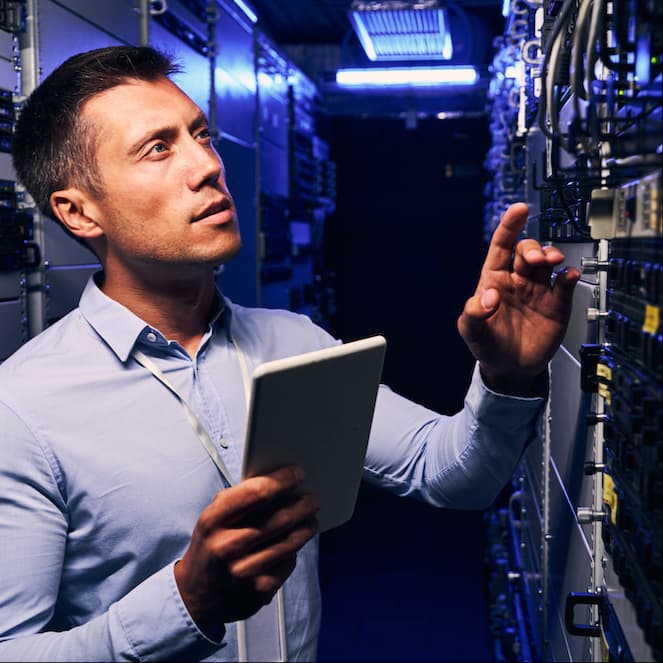 Ingeniero de OrbenTech analizando sistemas en un green data center