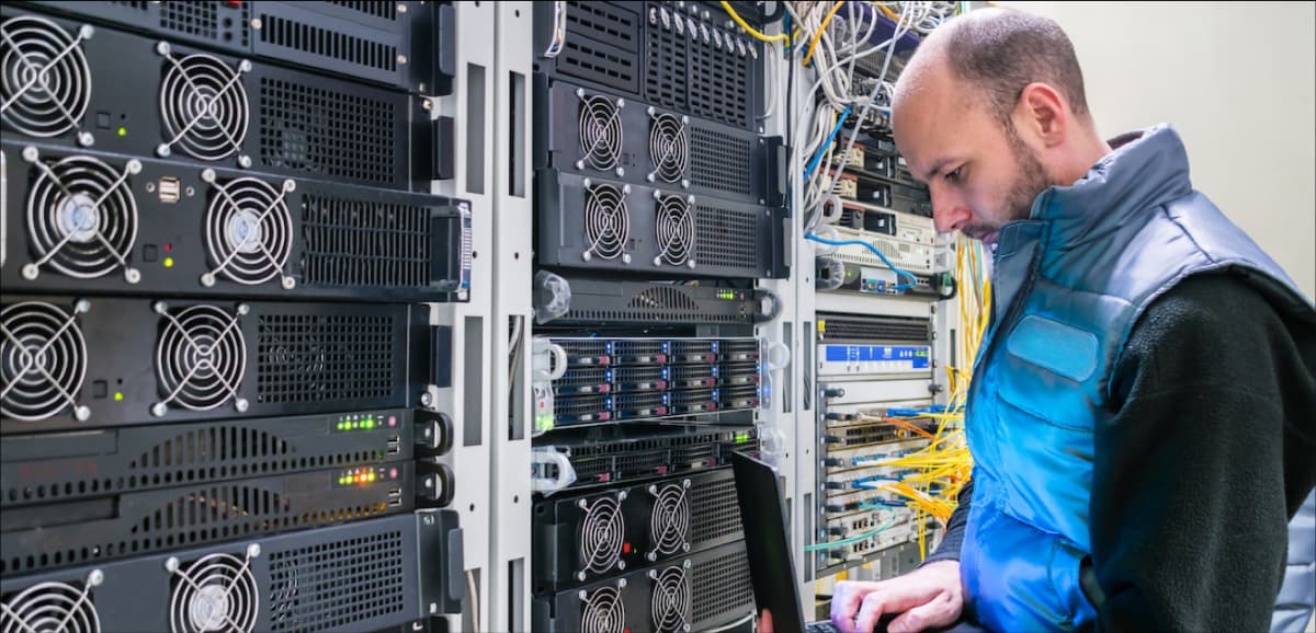 Ingeniero de OrbenTech optimizando sistema en un green data center