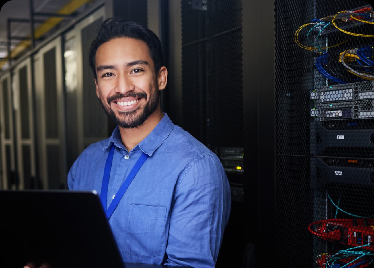 Ingeniero OrbenTech montanto sistema de datos en edificio inteligente 